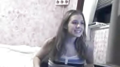 Un mic bimbo scurt îi place să fie futut pe perne