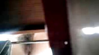 Adolescent zvelt geme și împinge degetele în păsărică ca o curvă