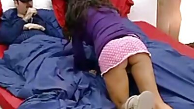 Iubita brunetă cu coadă de porc este bătută în cuie de doi maseori frumoși