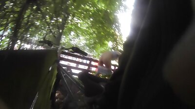 Un bimbo înalt primește esperma în micul ei smuls păros din grădină