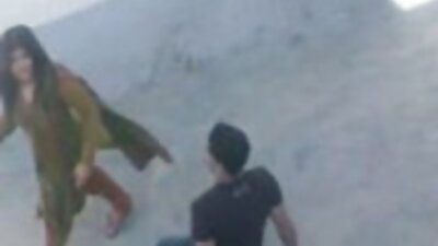O blondă albă cu un fund sexy suge un penis mare negru aici