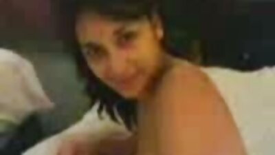 Băiatul își fuge blonda rusă în bucătăria mică