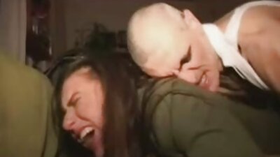 O blondă cu sfarcurile și o ramă slabă este futută de penis