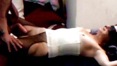 O pereche de lesbiene care iubesc păsăricile se ling bine
