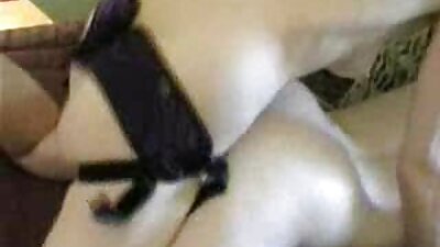 Bruneta cu sânii plini de viață adoră sexul senzual cu iubitul înalt