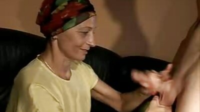 Milf englezoaică de pe biroul lui ia o pula în păsărica ei perfectă