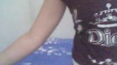 Un tip mai bătrân urât este în posesia a două domnișoare tinere și poftioase