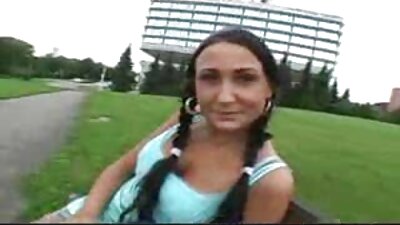 Două curve strânse împărtășesc bucuria de a-și trage pula mare