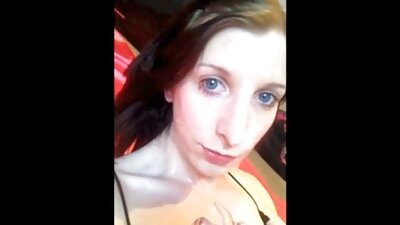 O latină cu niște ciocăni fierbinți este pătrunsă în păsărica ei udă