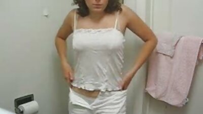 Bruneta naturală și narcisică se masturbează în fața oglinzii